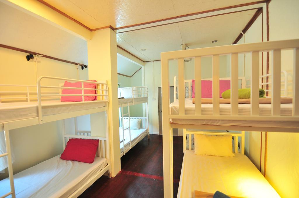October Hostel Пхипхи Экстерьер фото
