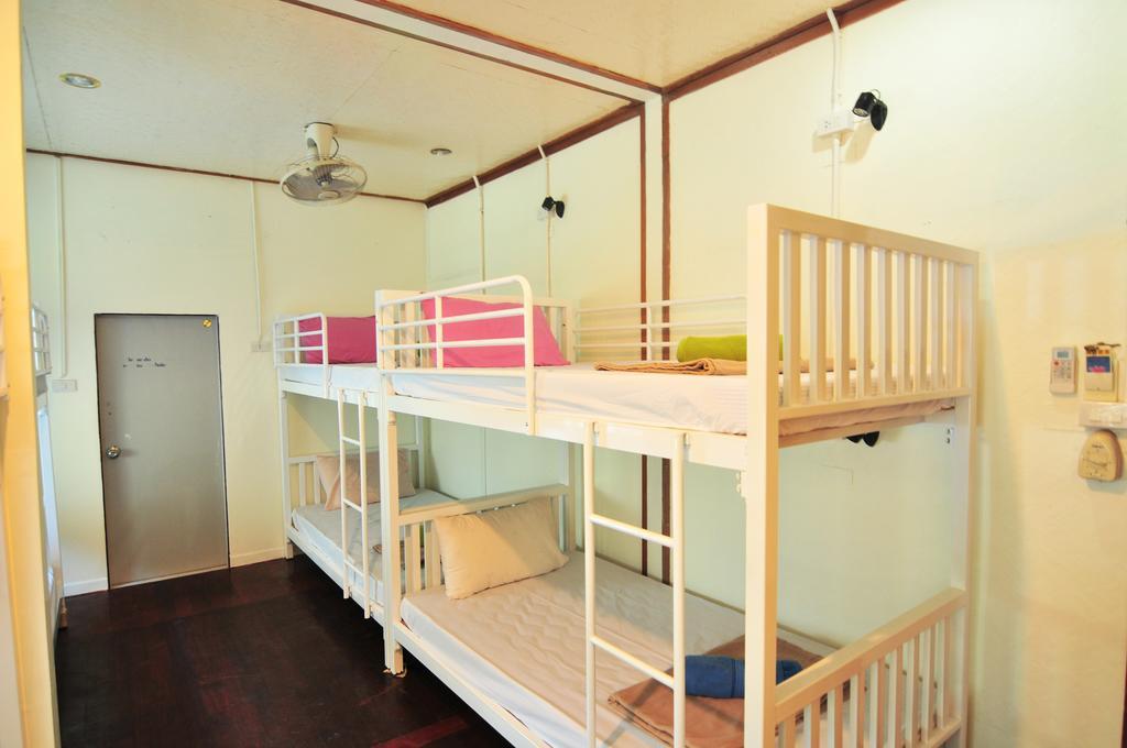 October Hostel Пхипхи Экстерьер фото