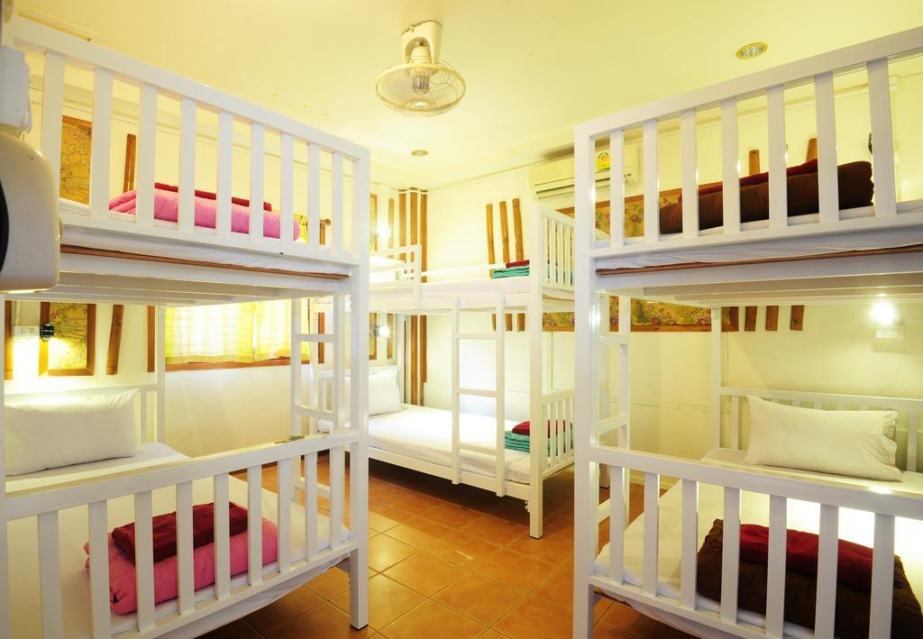 October Hostel Пхипхи Экстерьер фото