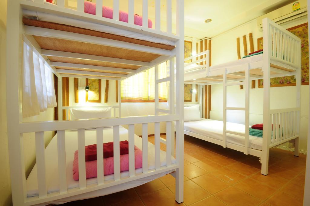 October Hostel Пхипхи Экстерьер фото