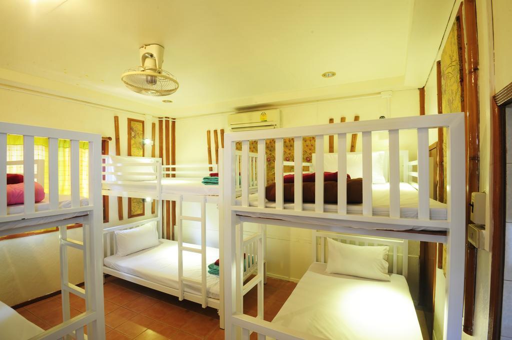 October Hostel Пхипхи Экстерьер фото