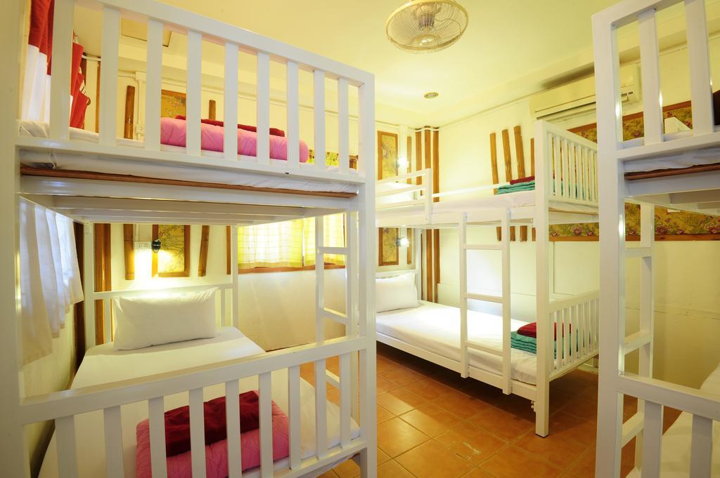 October Hostel Пхипхи Экстерьер фото