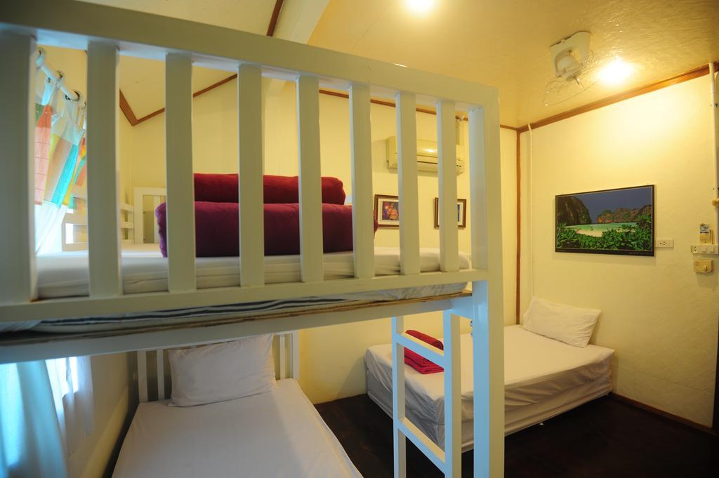 October Hostel Пхипхи Экстерьер фото