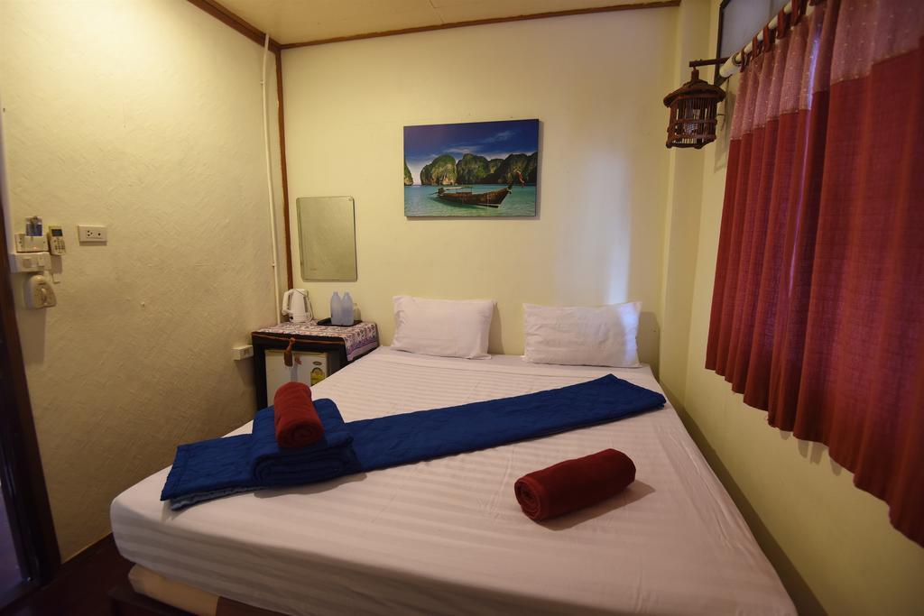 October Hostel Пхипхи Экстерьер фото